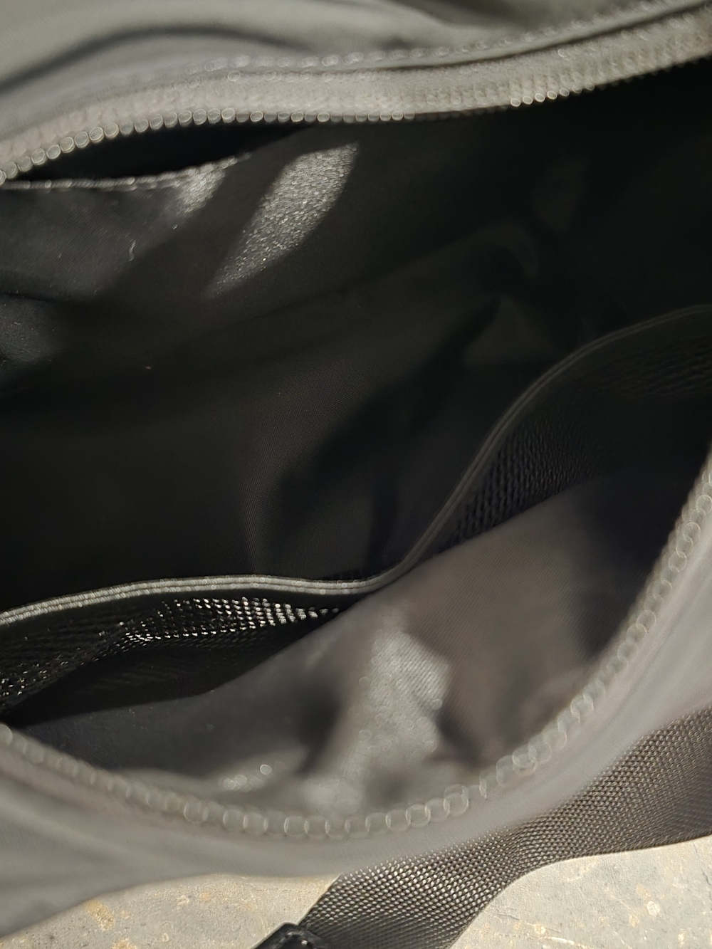 Lululemon City Essentials Shoulder Bag 4L - Picture 4 of 6